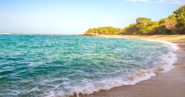 Laniakea Beach: Hawaii’s Turtle Haven Under the Wide Sky